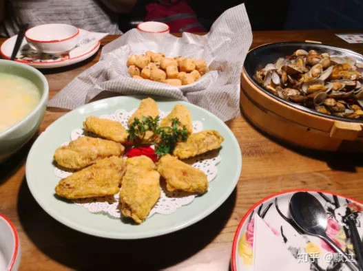古老建筑里用当地海鲜慢炖，配上大蒜面包为何如此美味？